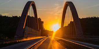 Straßenbrücke