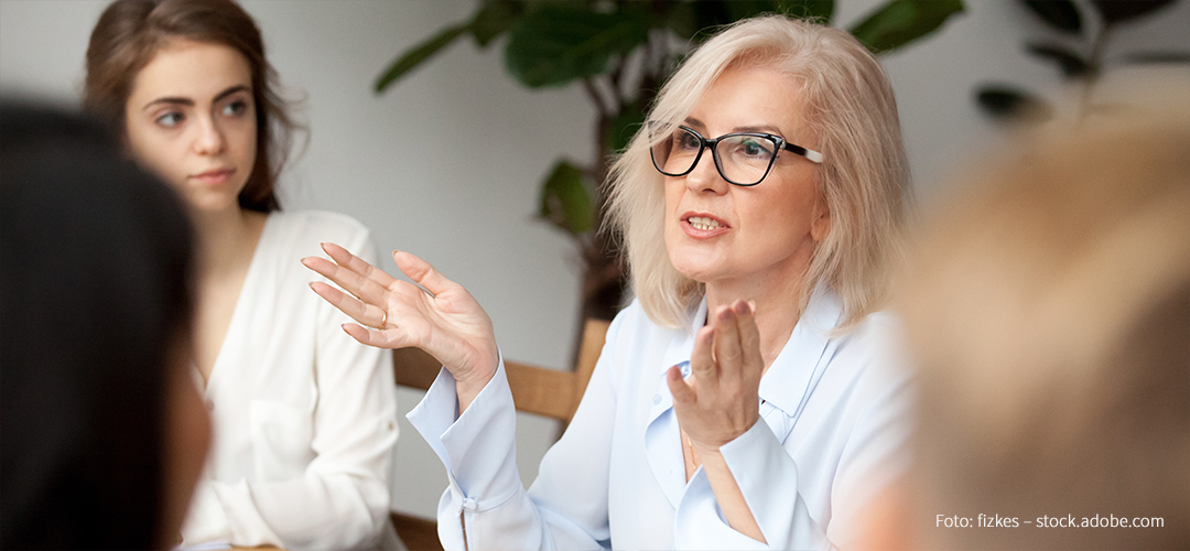 Frau im Gespräch, Foto: fiszkes – stock.adobe.com