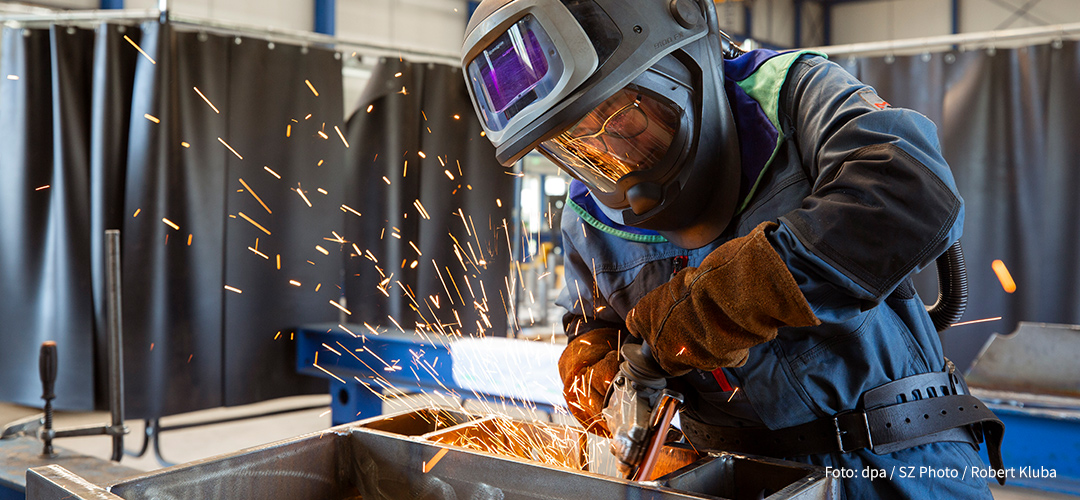Arbeiterin beim Schweißen