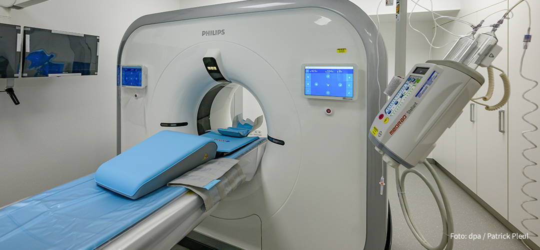 Ein Computertomograph (CT) steht in den neuen Räumen der Radiologie der Immanuel Albertinen Klinik