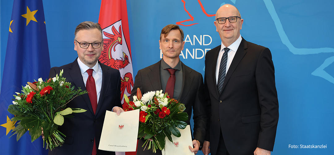 Patrick Wahl und Dr. Tinko Hempel mit Ministerpräsident Dr. Dietmar Woidke