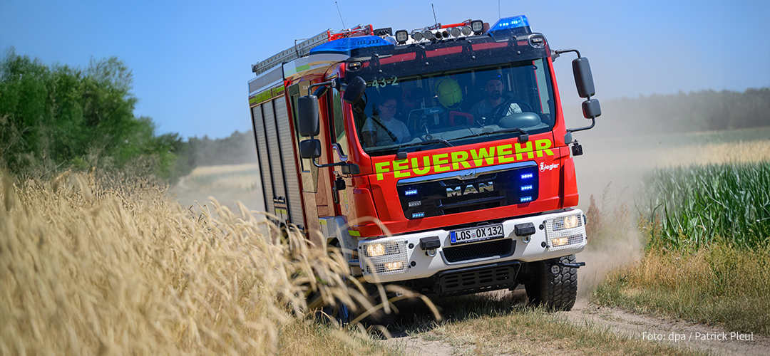 Feuerwehrfahrzeug auf Feldweg