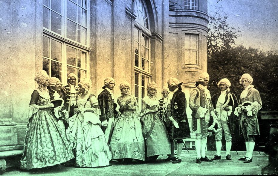 Menschengruppe in barocken Kostümen vor einem historischen Gebäude