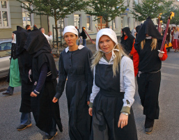Foto: Krankenschwestern und Mönche in schwarzen Kutten