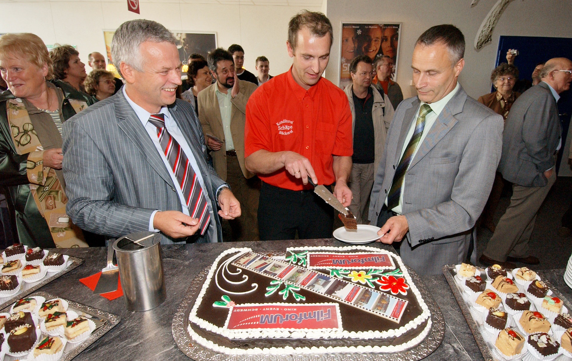 Foto: 3 Männer vor der „FilmforUM“-Torte