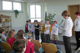 Foto: Schüler stehen vor einer Klasse