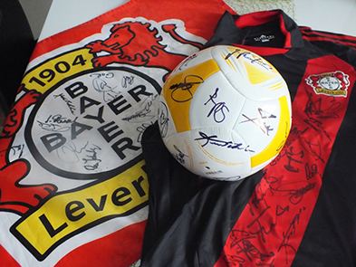 Foto: Fahne, Shirt und Ball mit Unterschriften von Bayer 04 Leverkusen