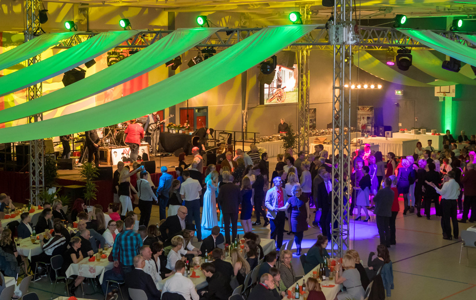 Foto: gut gefüllte Tanzfläche beim Sportlerball