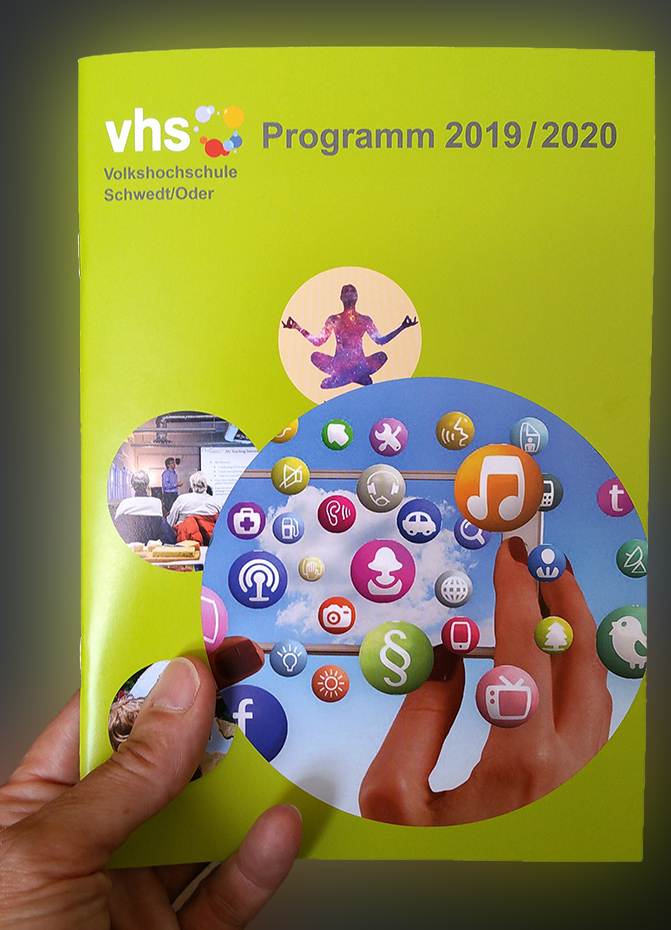 Foto: ein Programmheft in der Hand