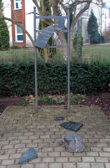 Foto: zerstörte Tafelteile am Gestell und auf dem Boden