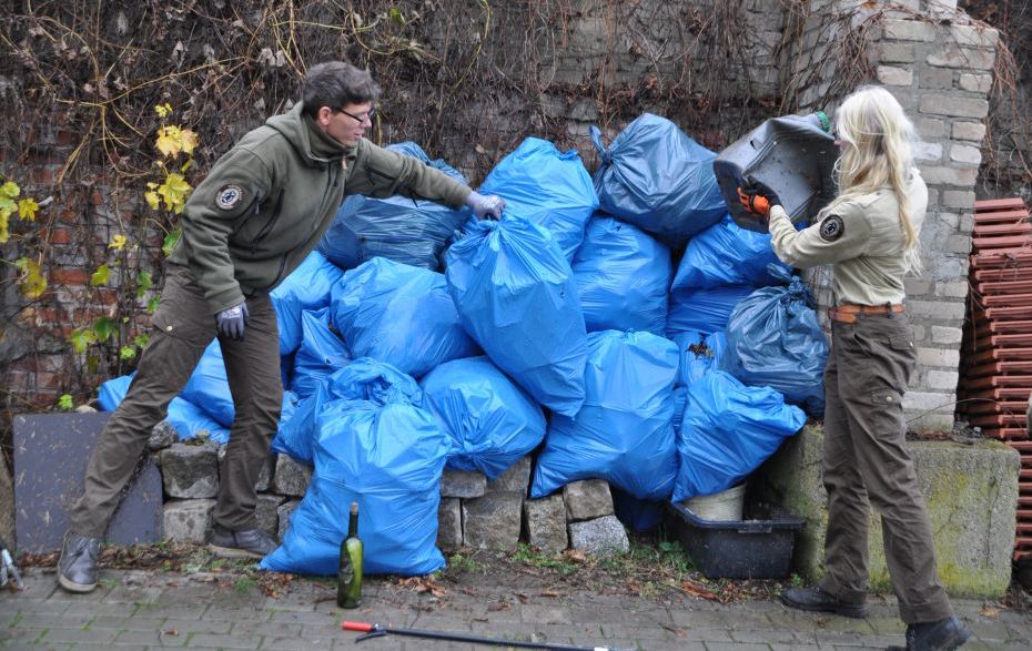 Foto: Stapel blauer Müllsäcke