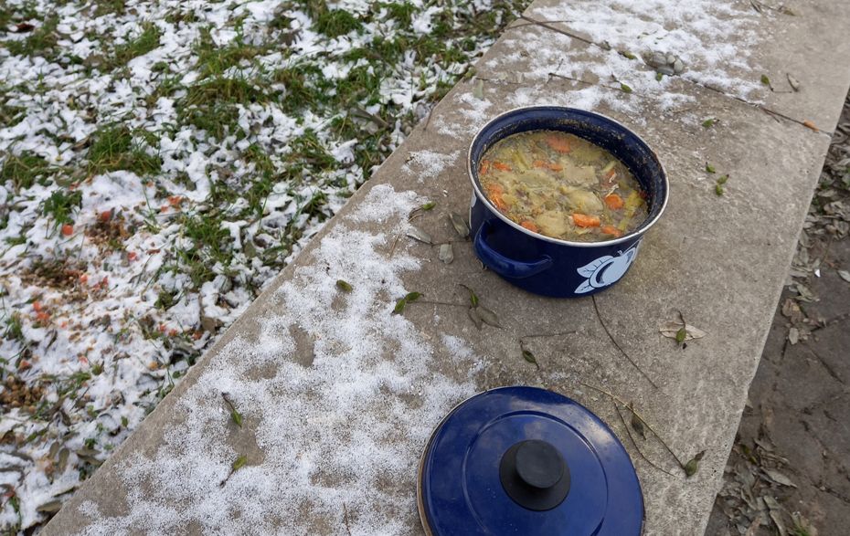 Foto: draußen abgestellter Topf mit Suppe