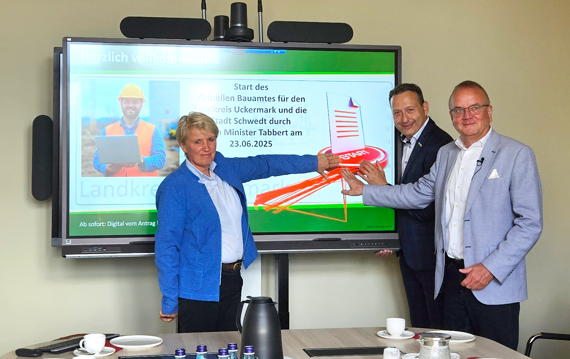 Foto: 3 Personen halten eine Hand an den virtuellen Startknopf auf einem Bildschirm Foto: 3 Personen halten eine Hand an den virtuellen Startknopf auf einem Bildschirm