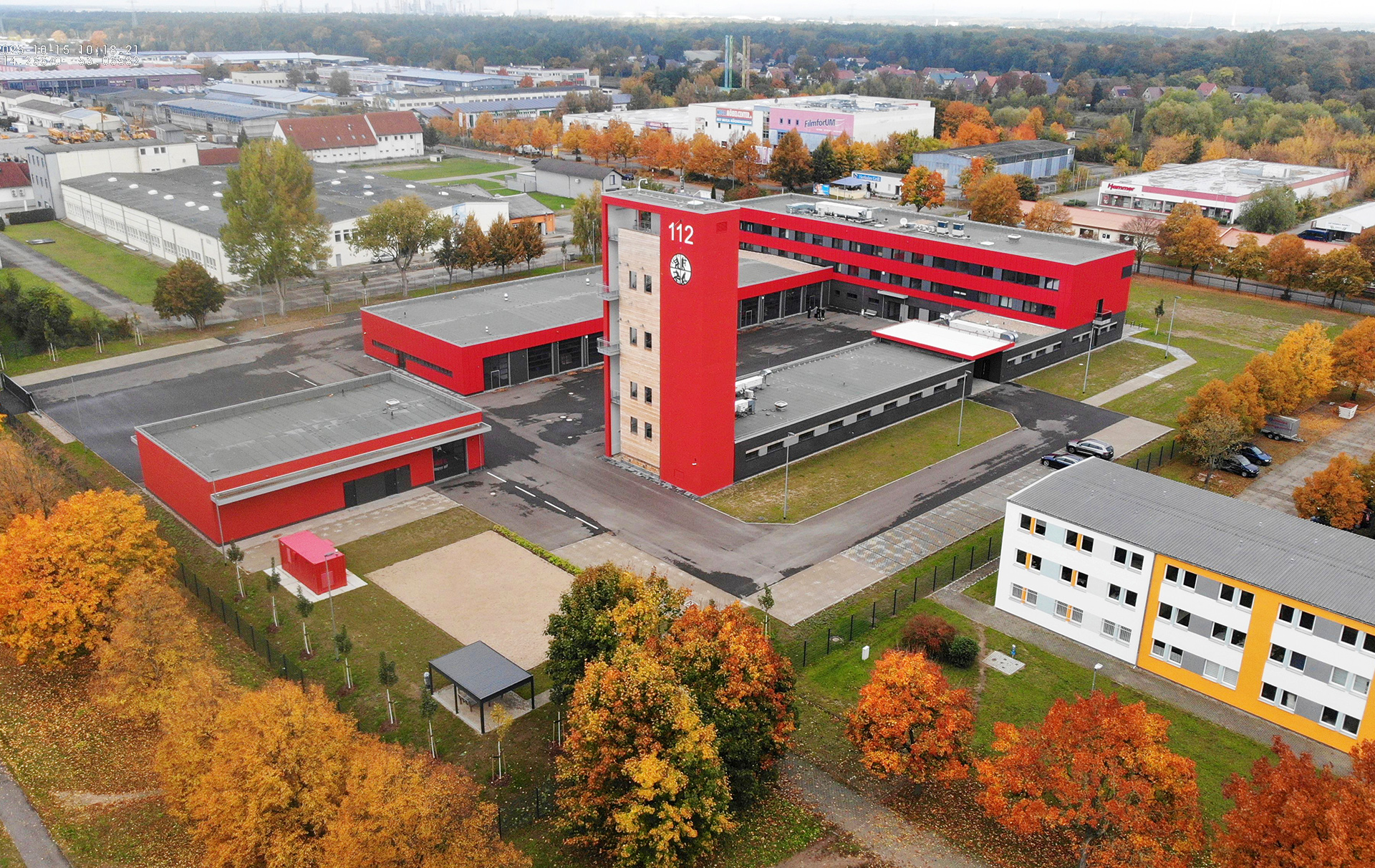 Drohnebild: Gebäudekomplex mit Turm Drohnebild: Gebäudekomplex mit Turm