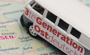 Foto: Bus auf einer Landkarte mit der Aufschrift 3te Generation Ostdeutschland