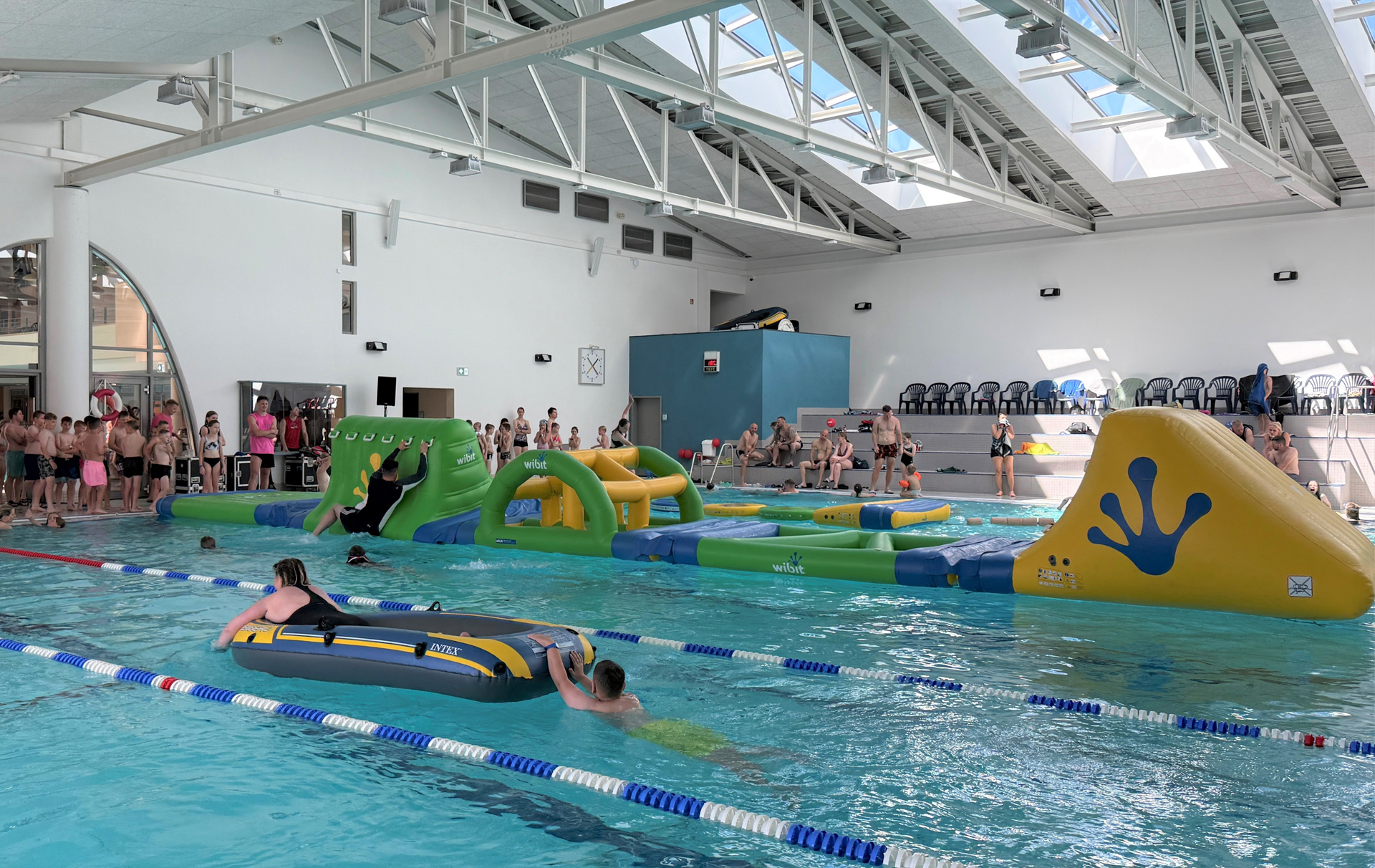 Foto: Schwimmbecken mit Kletterparcour