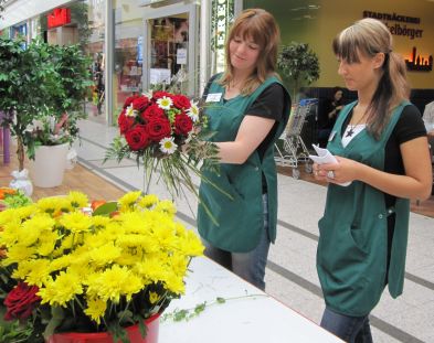 Foto: zwei Floristinnen im Center