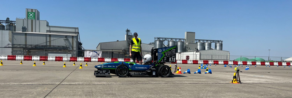 Foto: Rennauto auf dem Hafengelände