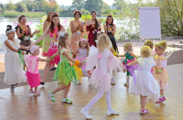 Foto: Elfenkinder tanzen auf der Bühne