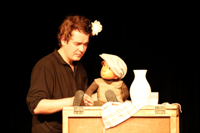 Foto: Schauspieler Fabian Ranglack und eine Puppe