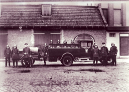 Foto: Stöwer-Lastwagen mit der angehängten Motorspritze, 1931