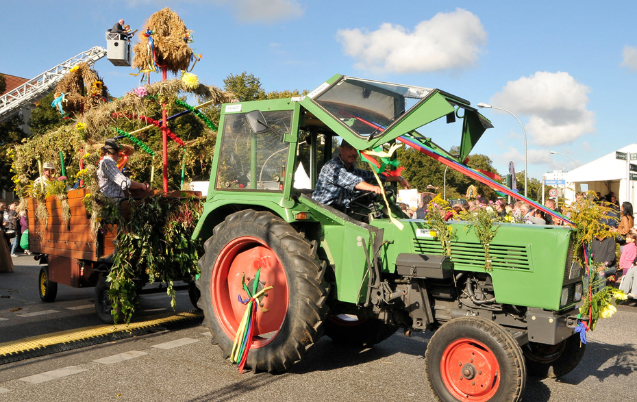 Foto: geschmückter Traktor beim Festumzug