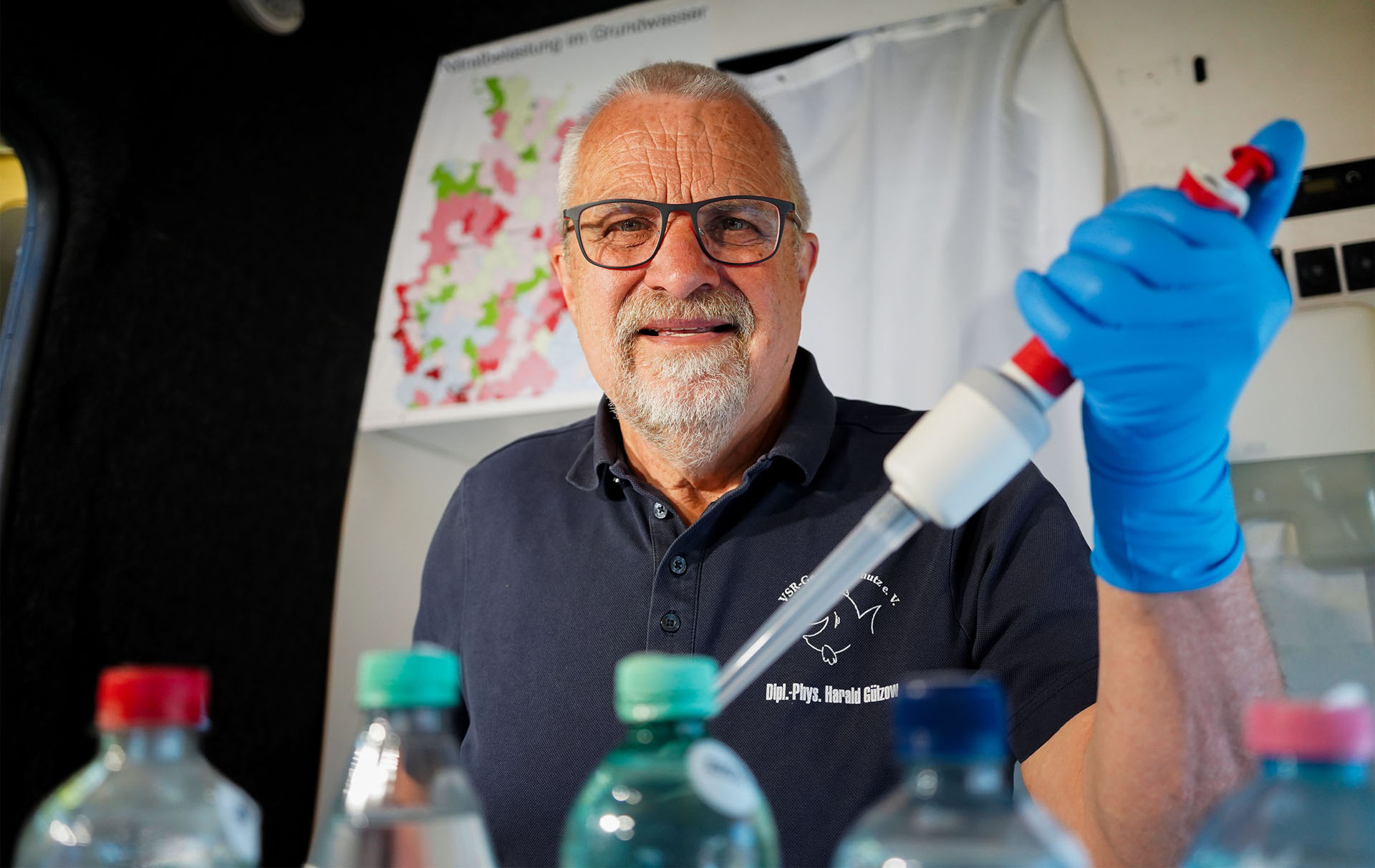 Foto: Mann mit großer Pipette