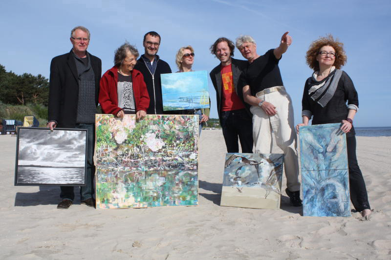 Gruppenfoto am Strand, 7 Künstler, 5 Kunstwerke