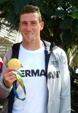 Foto: Brendel zeigt seine Medaille.