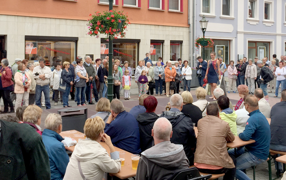 Foto: Modenschau auf dem Kirchplatz