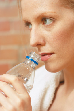 Foto: Porträt einer Frau mit Wasserflasche