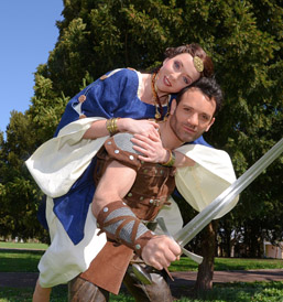 Foto: zwei Schauspieler im mittelalterlichen Kostüm