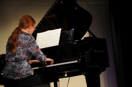Bild: Josefine Stargardt am Klavier