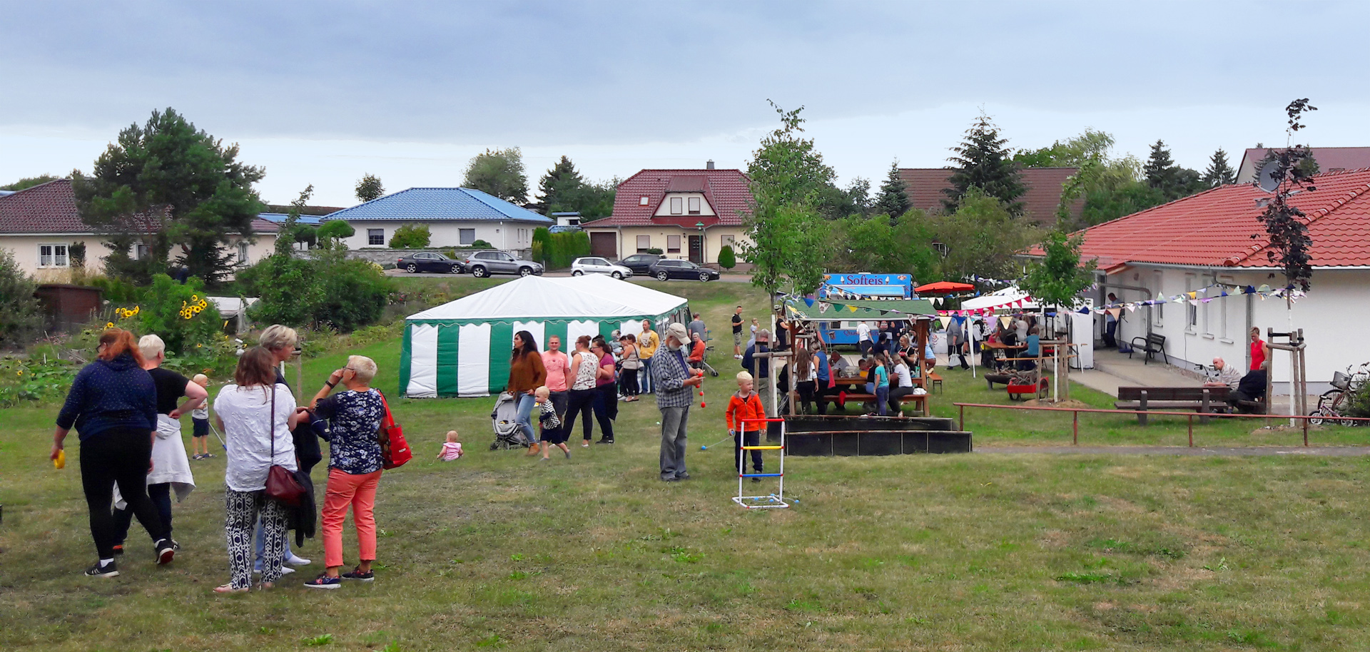 Foto: Festgeschehen am Gemeindehaus