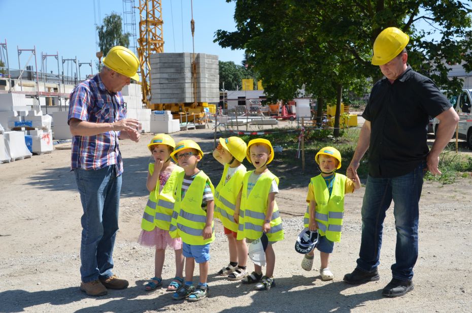 Kinder besuchen eine Baustelle