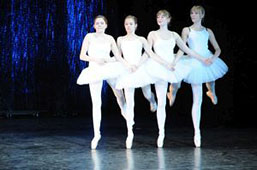 Foto: 4 Schülerinnen als tanzende Schwäne