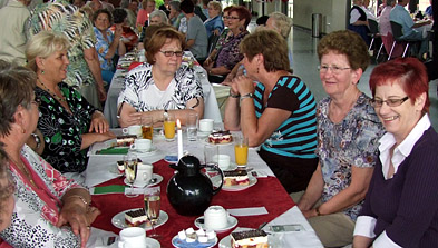 Foto: Frauen feiern gemeinsam.