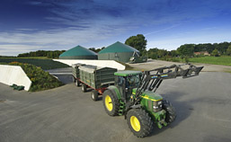 Foto: Biogasanlage und Traktor