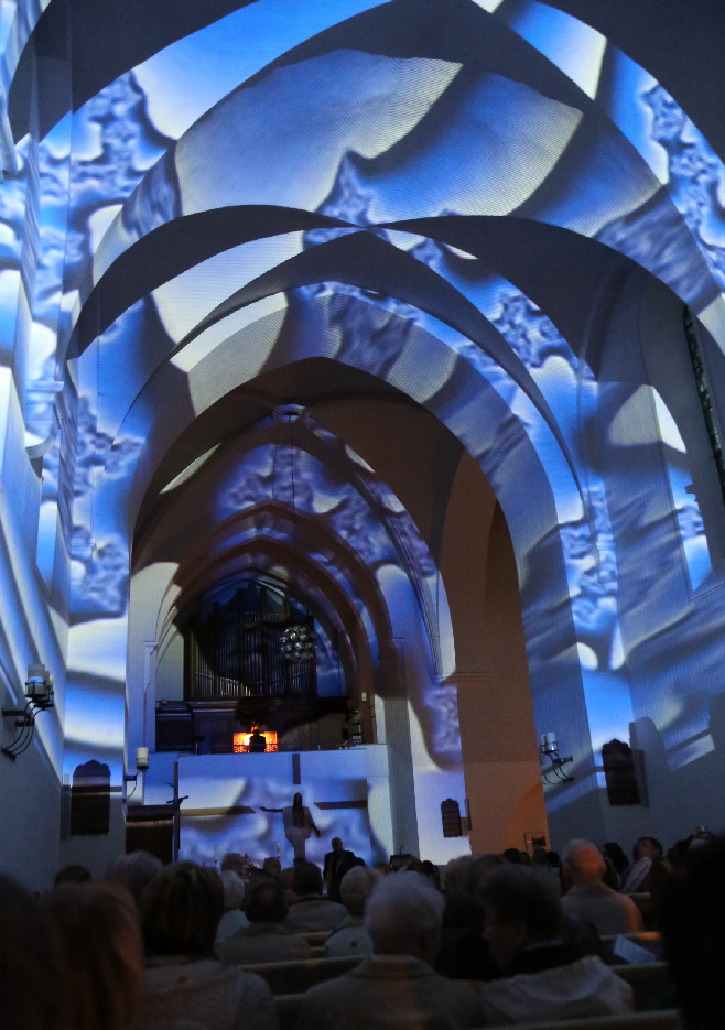 Foto: Innenraum der Kirche mit blauen Lichteffekten