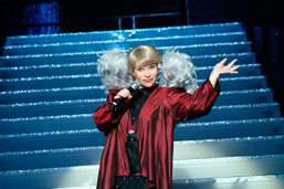 Foto: singende Schauspielerin auf einer Showtreppe