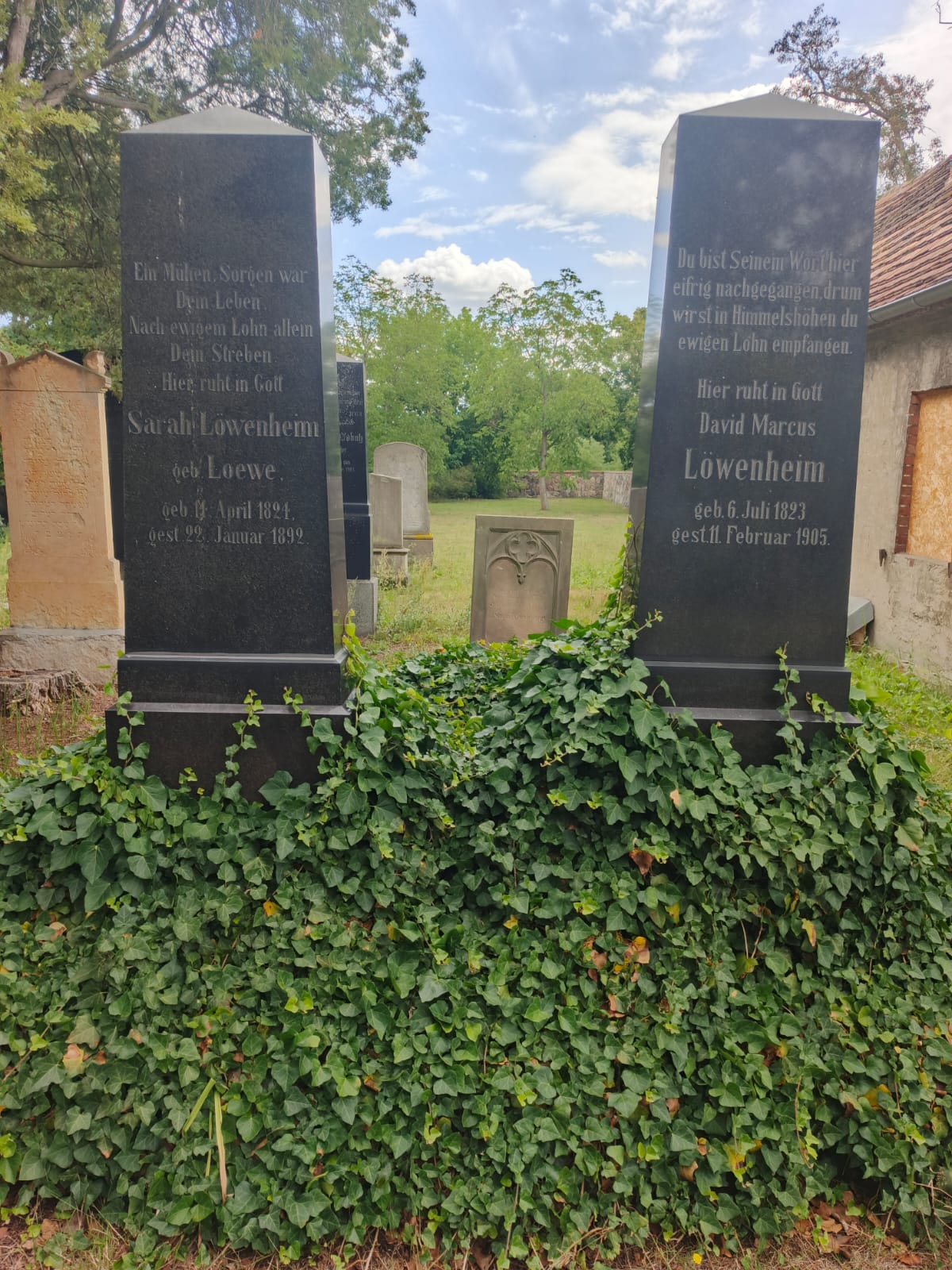 Foto: Loewenheim Grabstein Foto: Loewenheim Grabstein