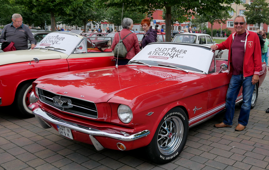 Foto: 2 rote Oldtimer auf dem Alten Markt