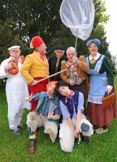 Foto: 7 verkleidete Schauspieler im Park