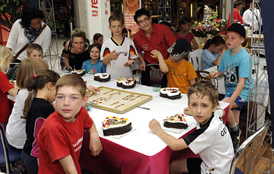 Foto: Kinder verzieren Törtchen