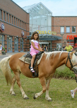 Foto: Mädchen auf einem Pony