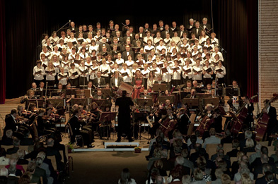 Foto: Orchester und Chor vor Publikum