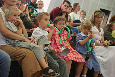 Foto: Kinder mit Instrumenten aus Gartenschläuchen