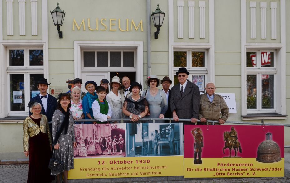 Menschen in Kleidung der 1930er-Jahre vor dem Eingang des Museums
