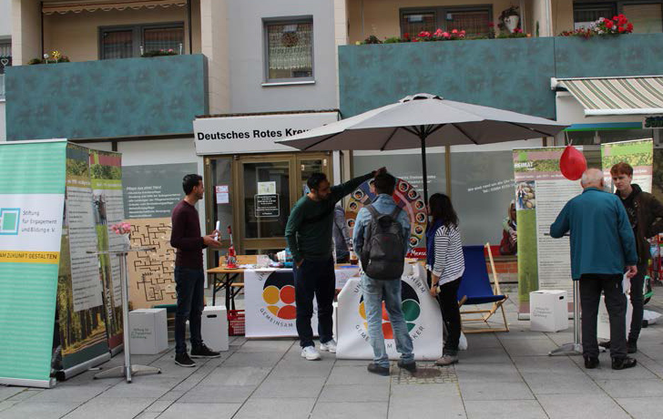 Foto: Gespräche am Stand 