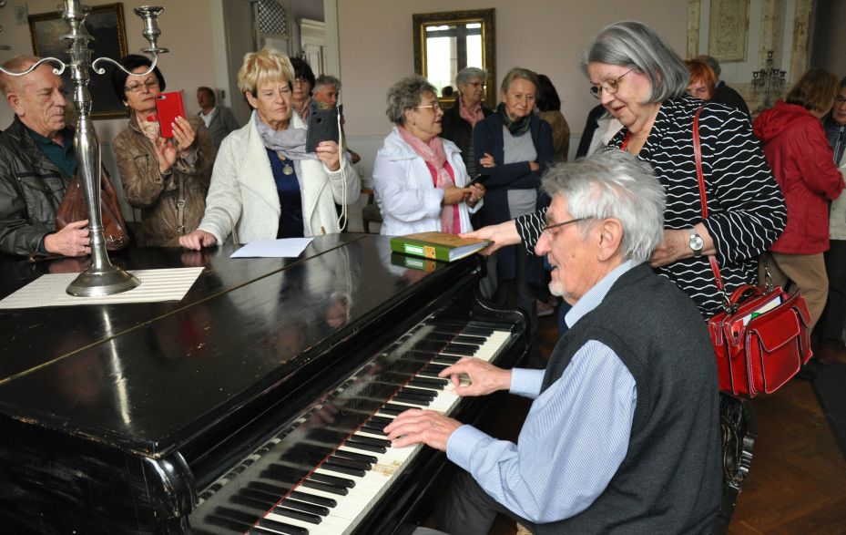 Mann spielt Klavier im Schlosssaal